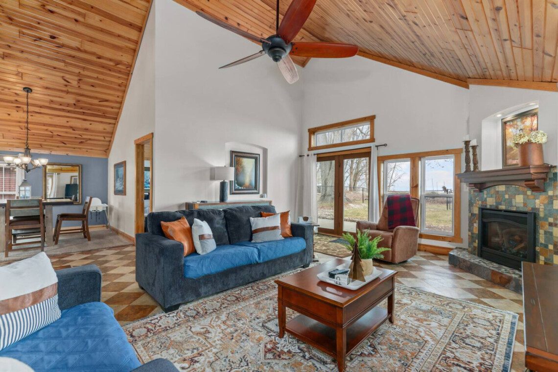 Lakefront, Grill, Water toys, Sleeps 6